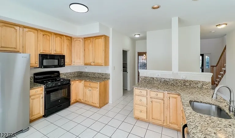 9 Collins Dr — Photo 6