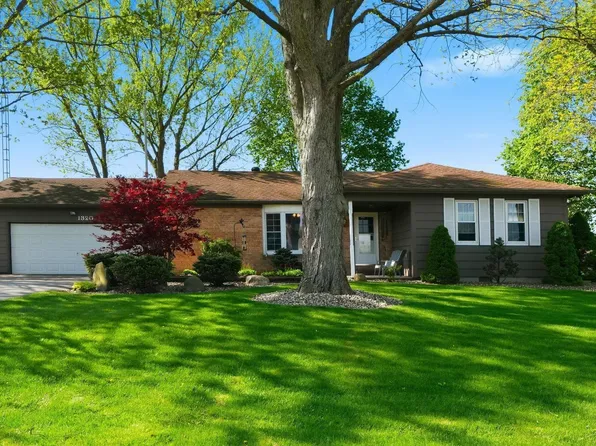 1320 Sunset Dr, Winona Lake, IN 46590