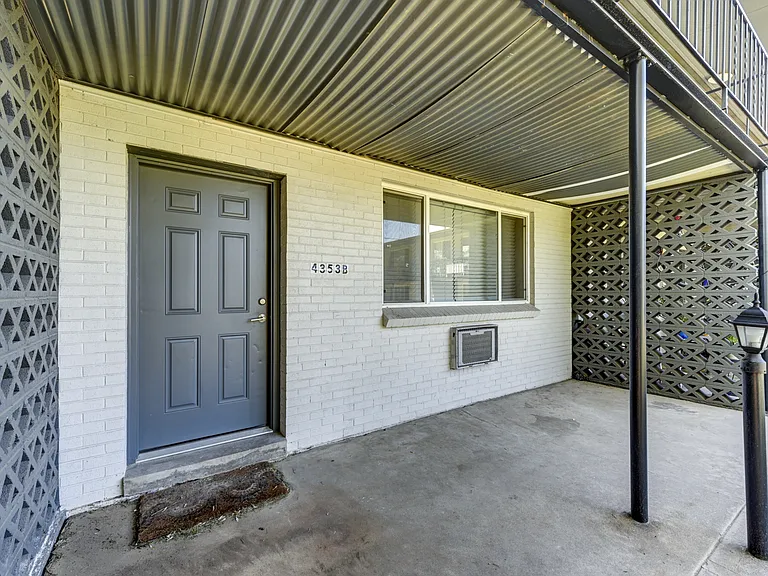 Clay Street Apartments — Photo 19