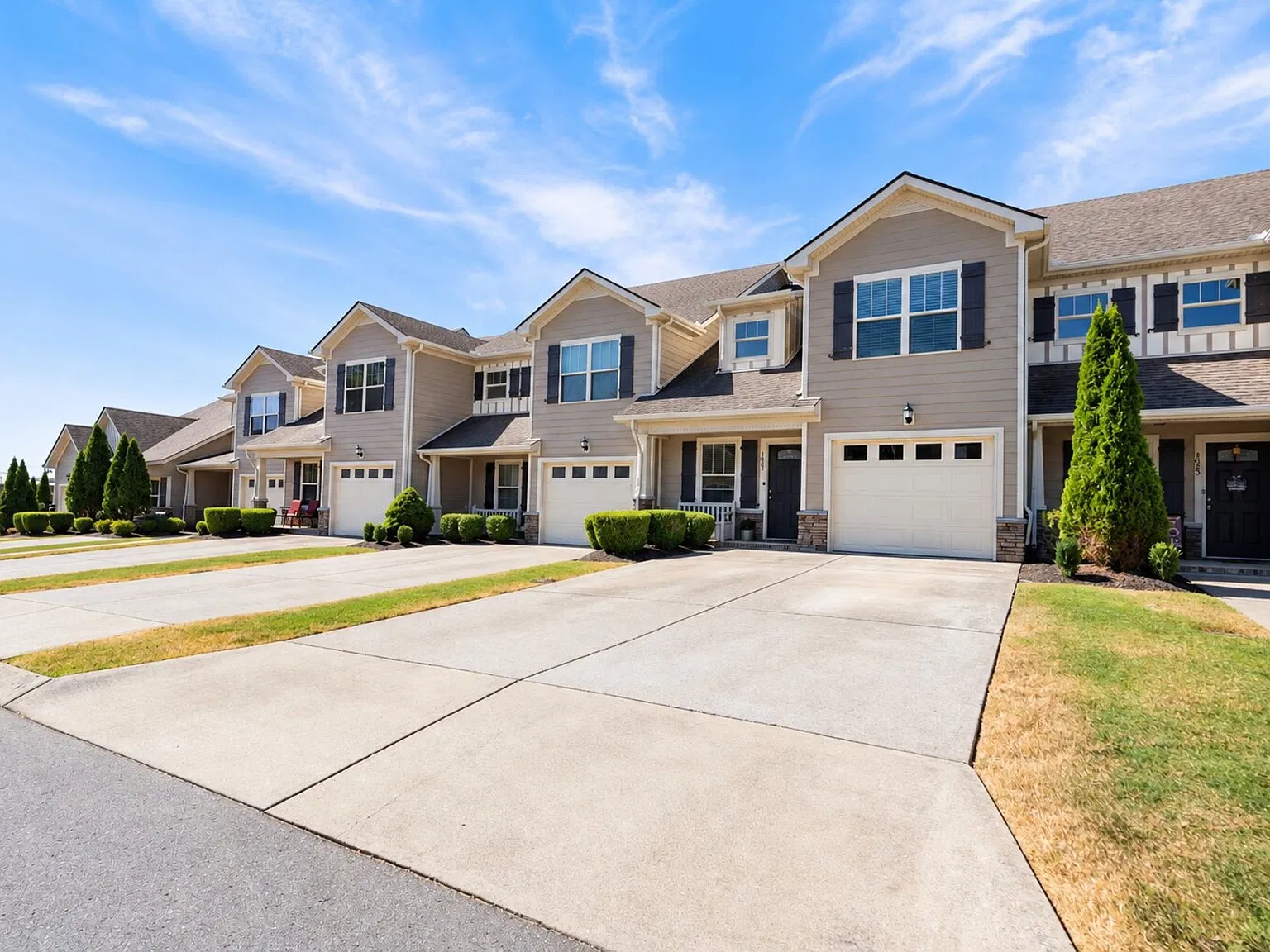 3 bed, 2.5 bath, 1692 sqft, $2,300 — Photo 4