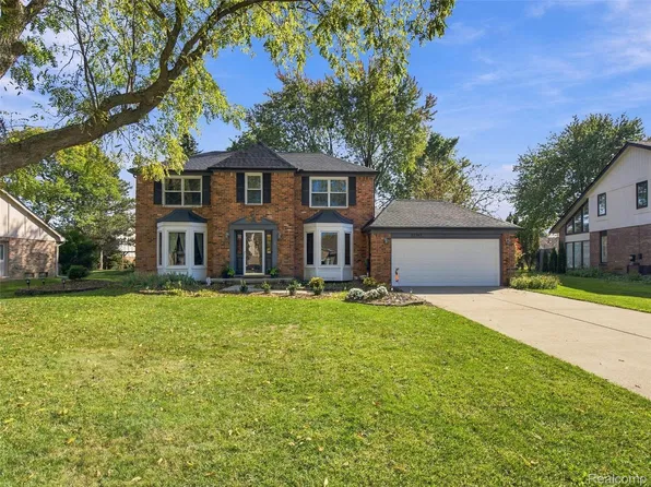22747 Shadowglen Dr, Farmington Hills, MI 48335
