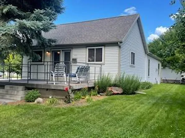 322 13th St N, Moorhead, MN 56560