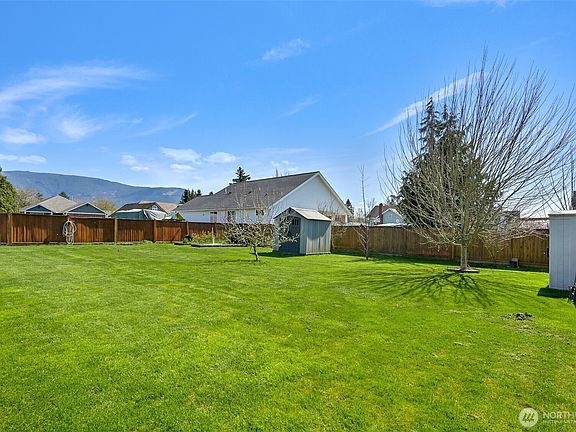 3rd image of 403 Westview Place