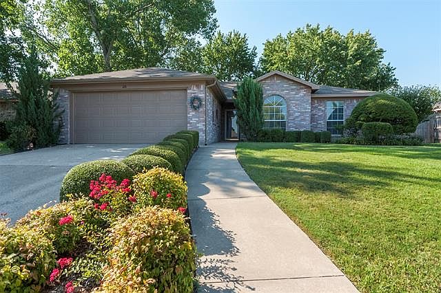 1st image of 210 Yorkshire Dr