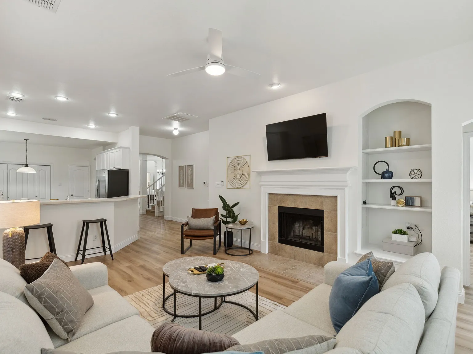 5 bed, 2.5 bath, 2459 sqft, $7,938 — Photo 3
