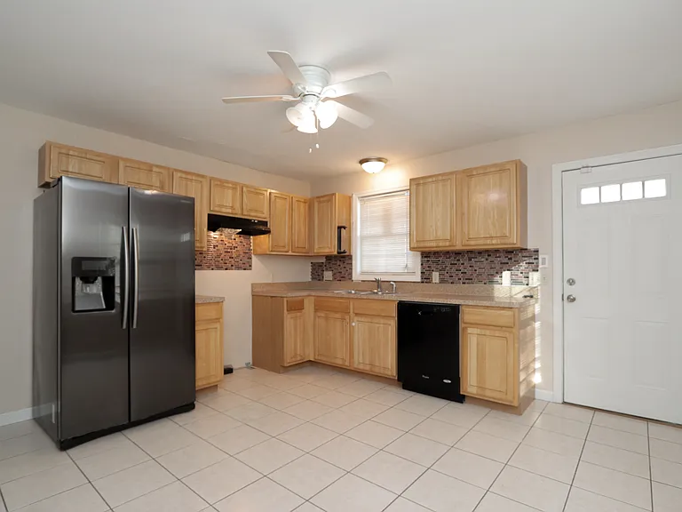 51-53 Winthrop St #R — Photo 9