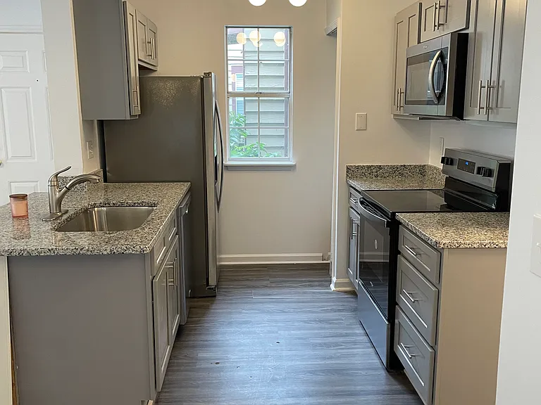 1004 Sandy Lane Dr — Photo 2