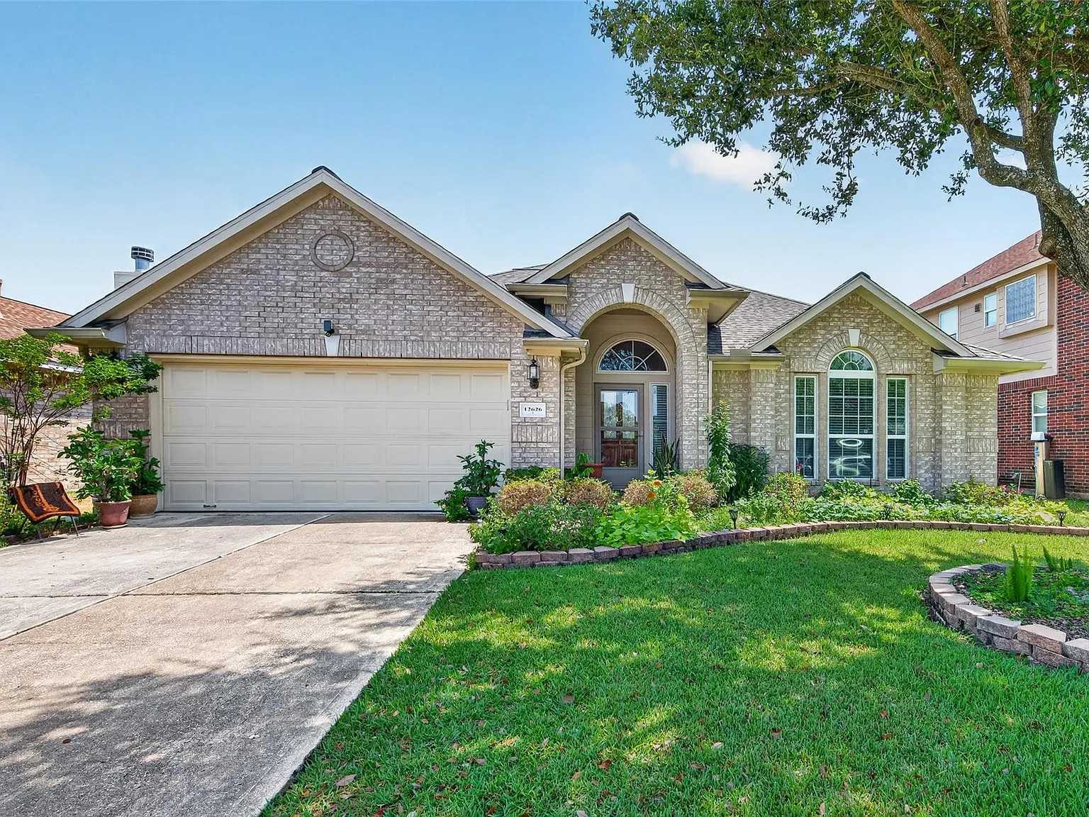 3 bed, 2.0 bath, 2188 sqft, $2,200 — Photo 1