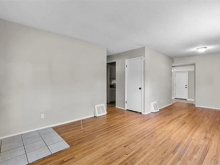 301 Estridge Rd — Photo 2