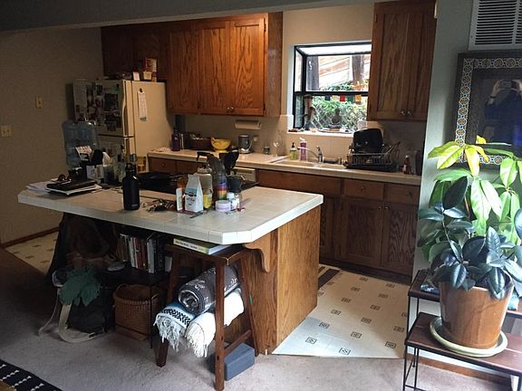 3rd image of 211 Creekside Ln