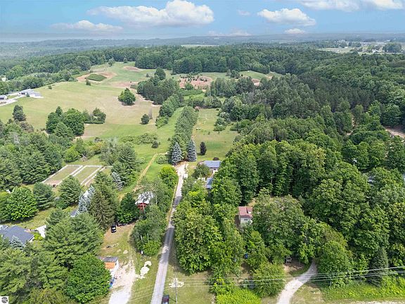 3rd image of 6173 Brackett Rd