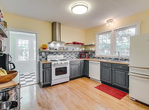 5th image of 132 E Burlington St
