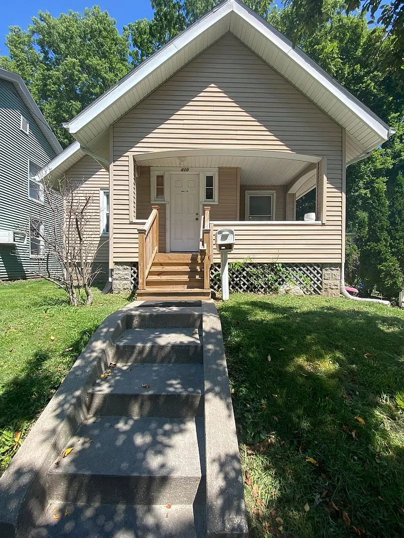 $2,295 | 3 Bedroom, 1.5 Bathroom House | Pet Friendly* | Available for August 1st, 2027 Move In! — Photo 3