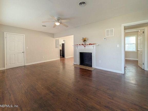 3rd image of 1256 WAINWRIGHT Court