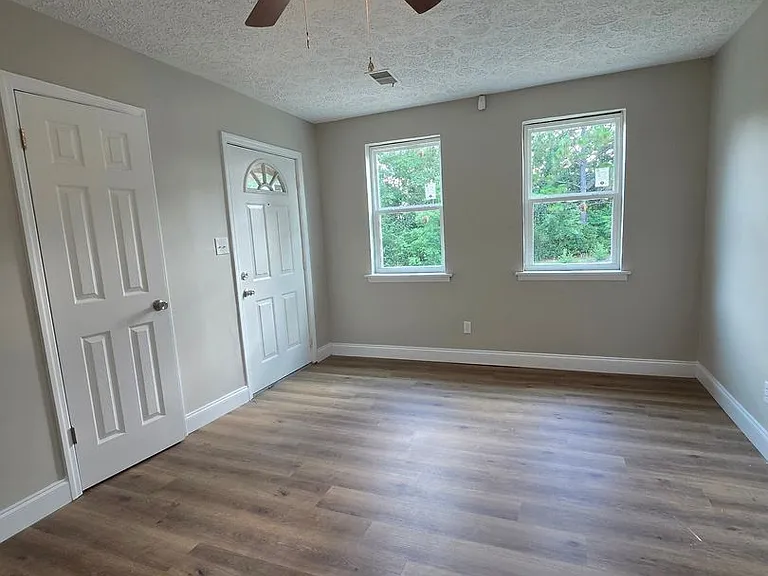2420 Dublin Ct — Photo 3