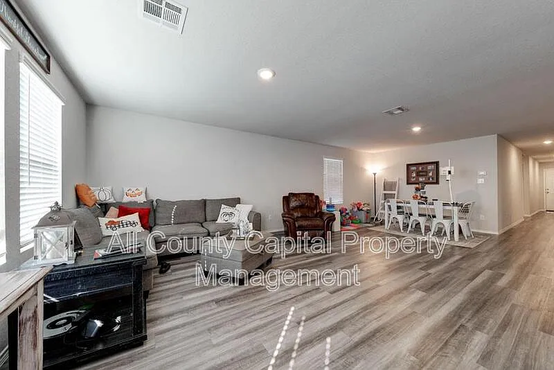 4 bed, 2.0 bath, 1648 sqft, $1,700 — Photo 4