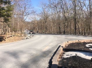 1140 Dogwood Ln, Bushkill, PA 18324