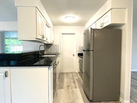 4th image of 402 N Willow Ave