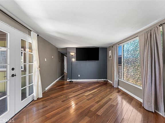 4th image of 723 W Avenue I