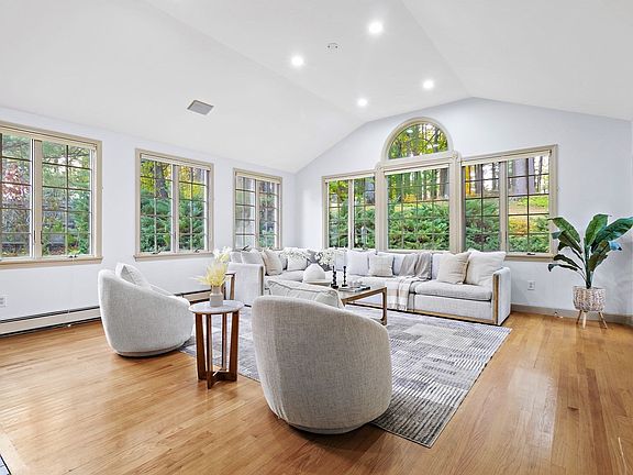 3rd image of 25 Forest Ridge Rd