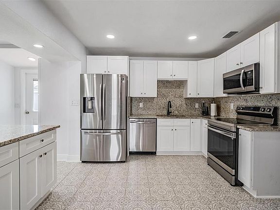 3rd image of 7307 N HIGHLAND AVENUE