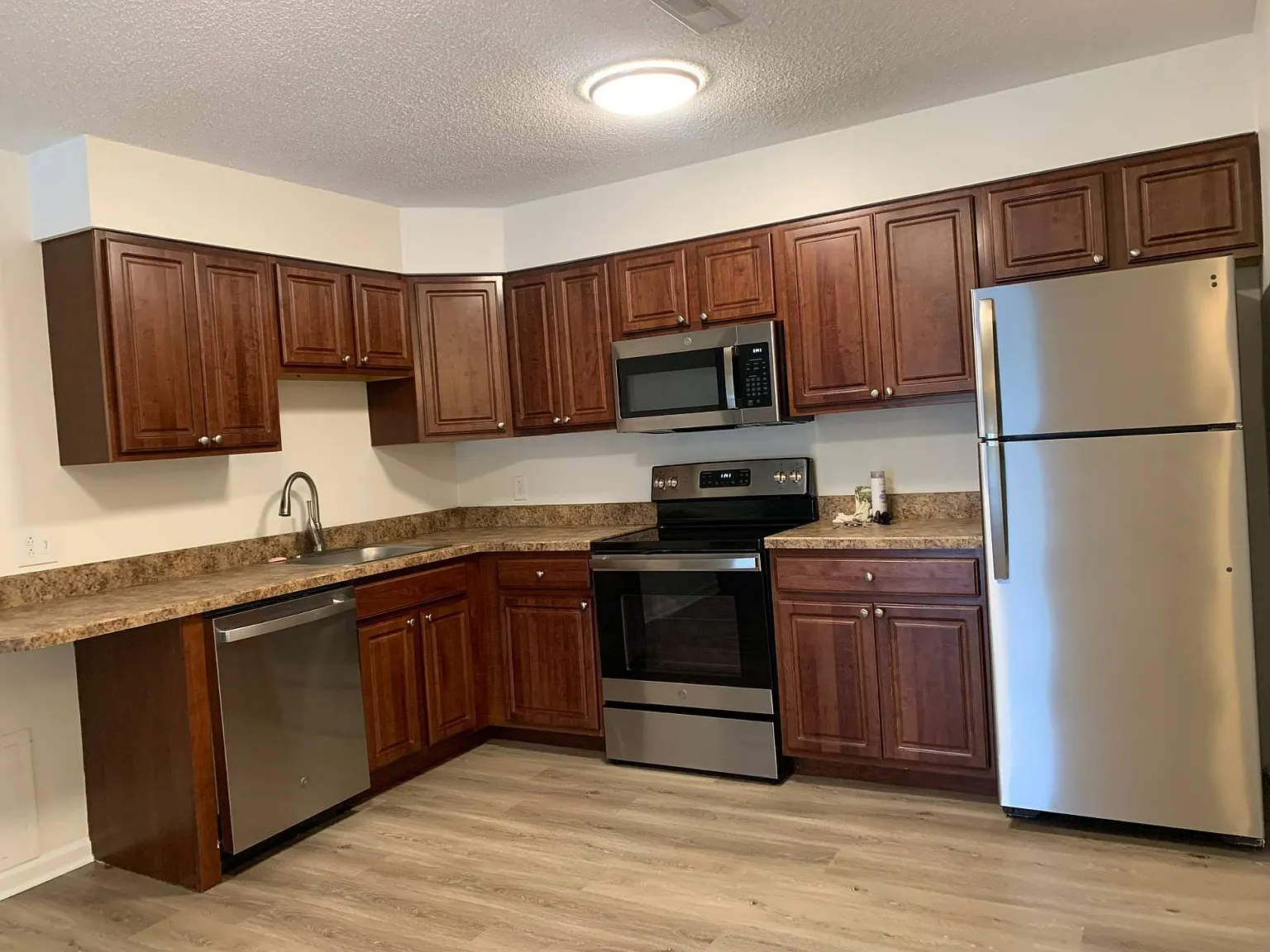 1 bed, 1.0 bath, $1,295 — Photo 3