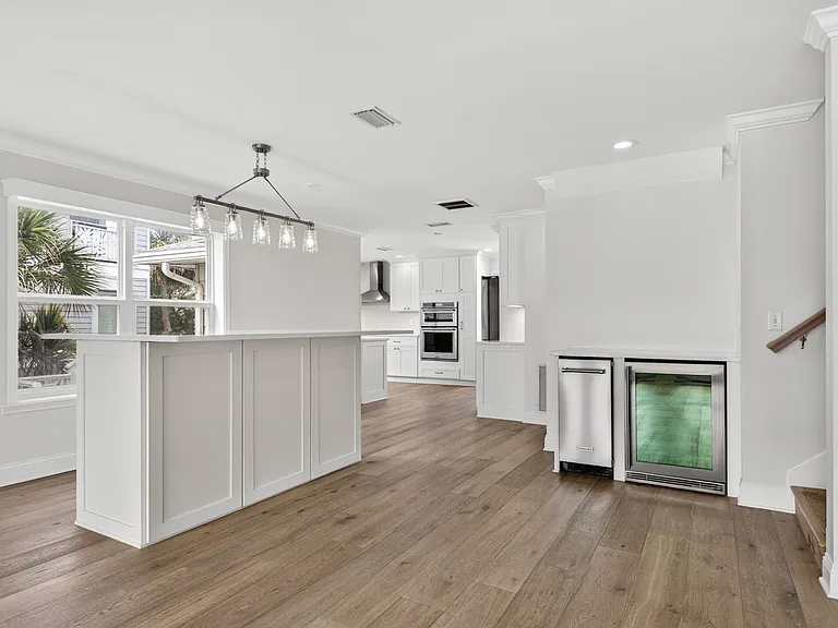 1766 Beach Ave — Photo 15