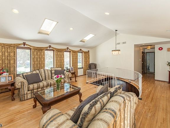 5th image of 181 Center Grove Rd