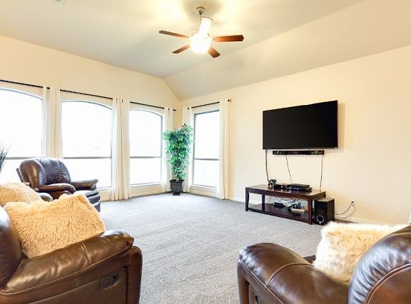 2nd image of 2704 Zurich Ave