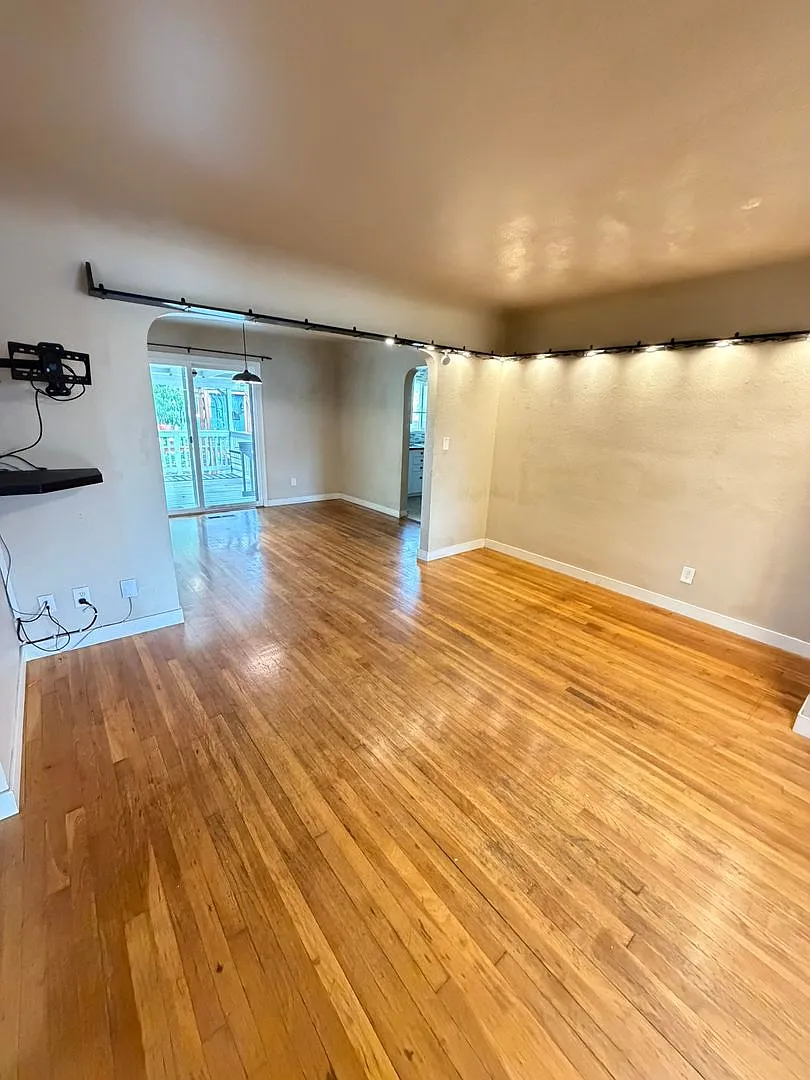 3 Bedroom with Large back yard and trailer parking! — Photo 4