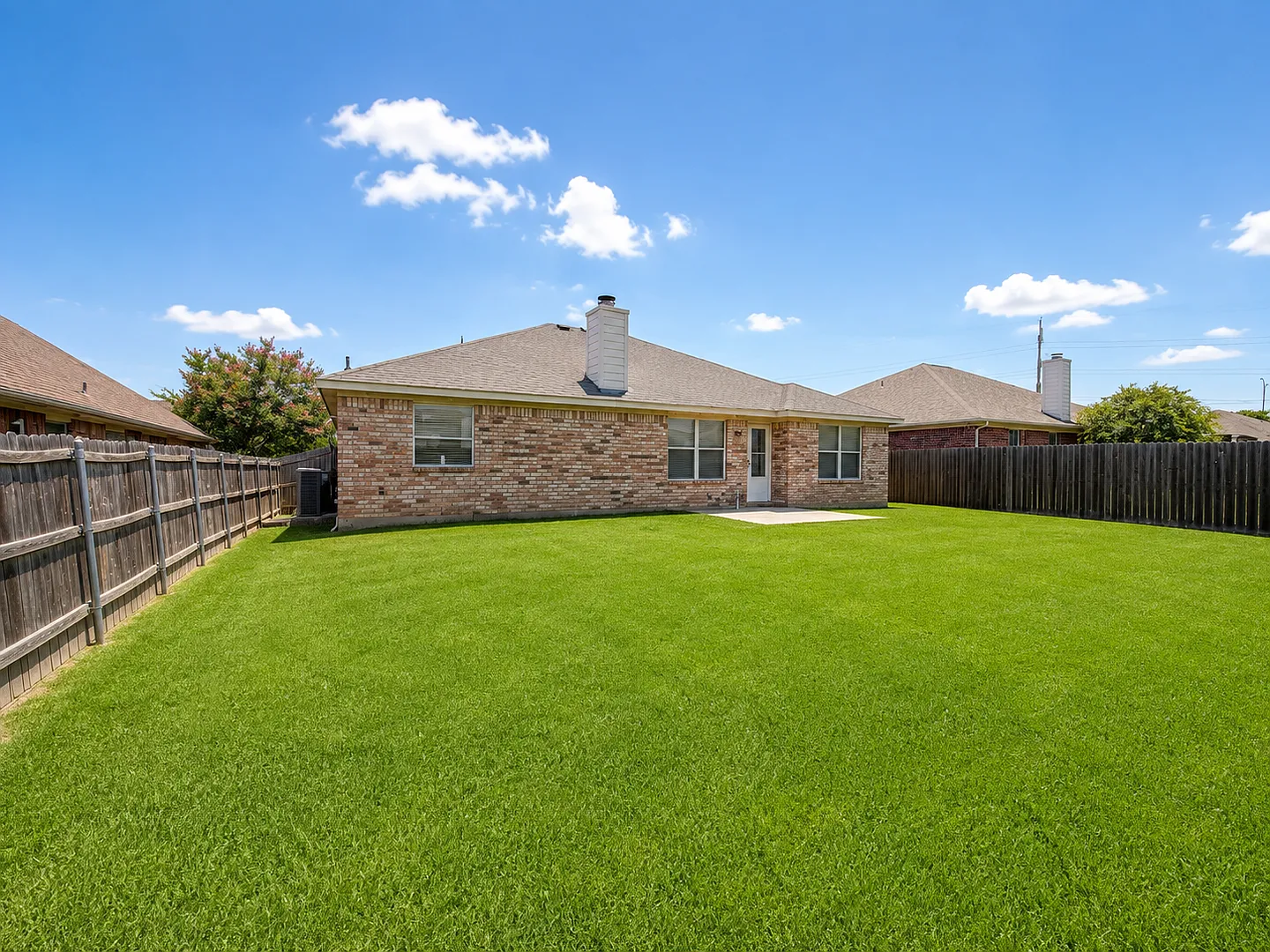 Charming Arlington Retreat with Open Living, Cozy Fireplace, and Prime Location Don't Miss This O... — Photo 4