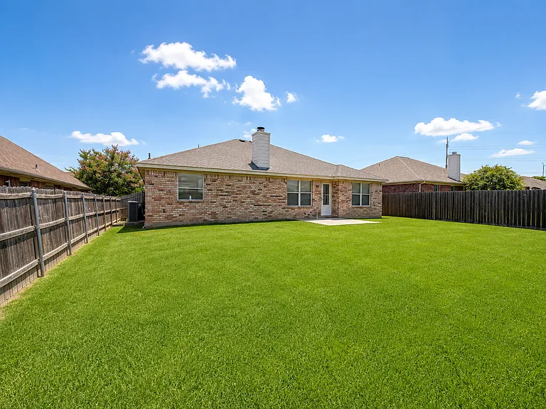 203 Kenosha Ln — Photo 4