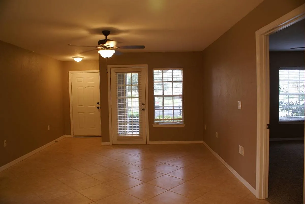 2 bed, 1048 sqft, $1,995 — Photo 3