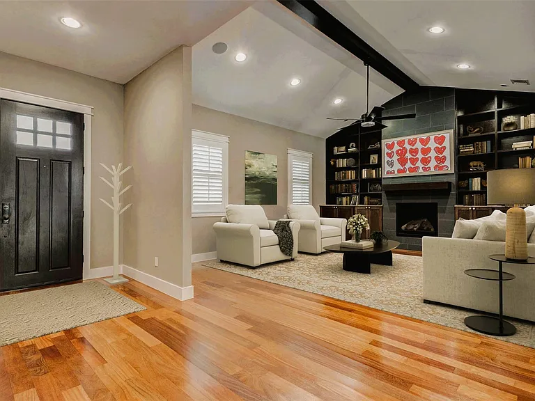 2219 Columbia St — Photo 4