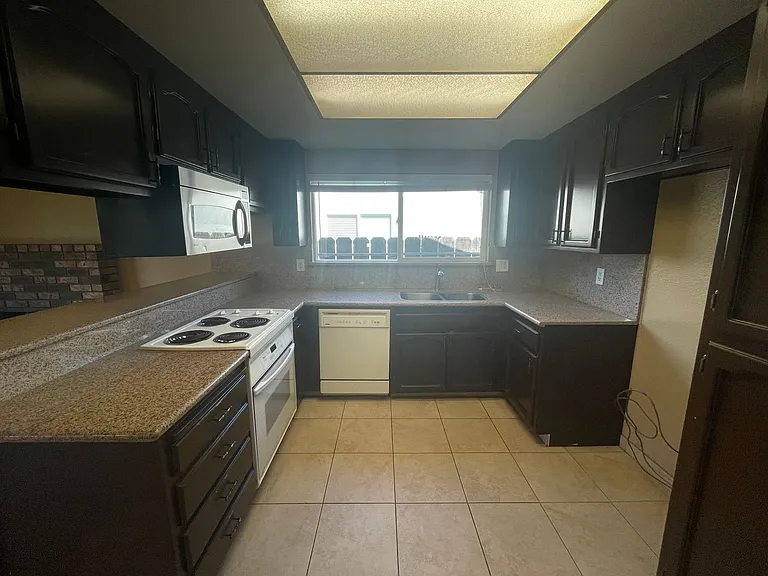 3233 Nightingale Dr — Photo 9