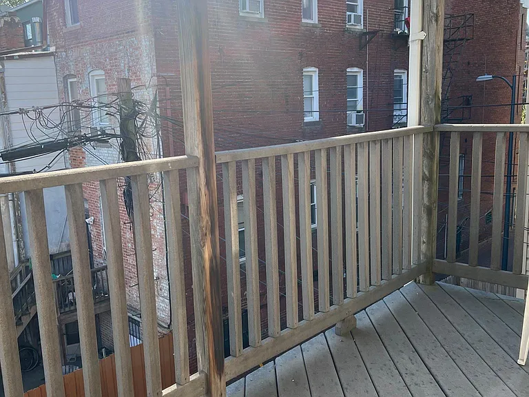 Level 2
Kitchen and living area Balcony