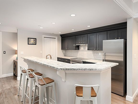 4th image of 505 E Huron St APT 504