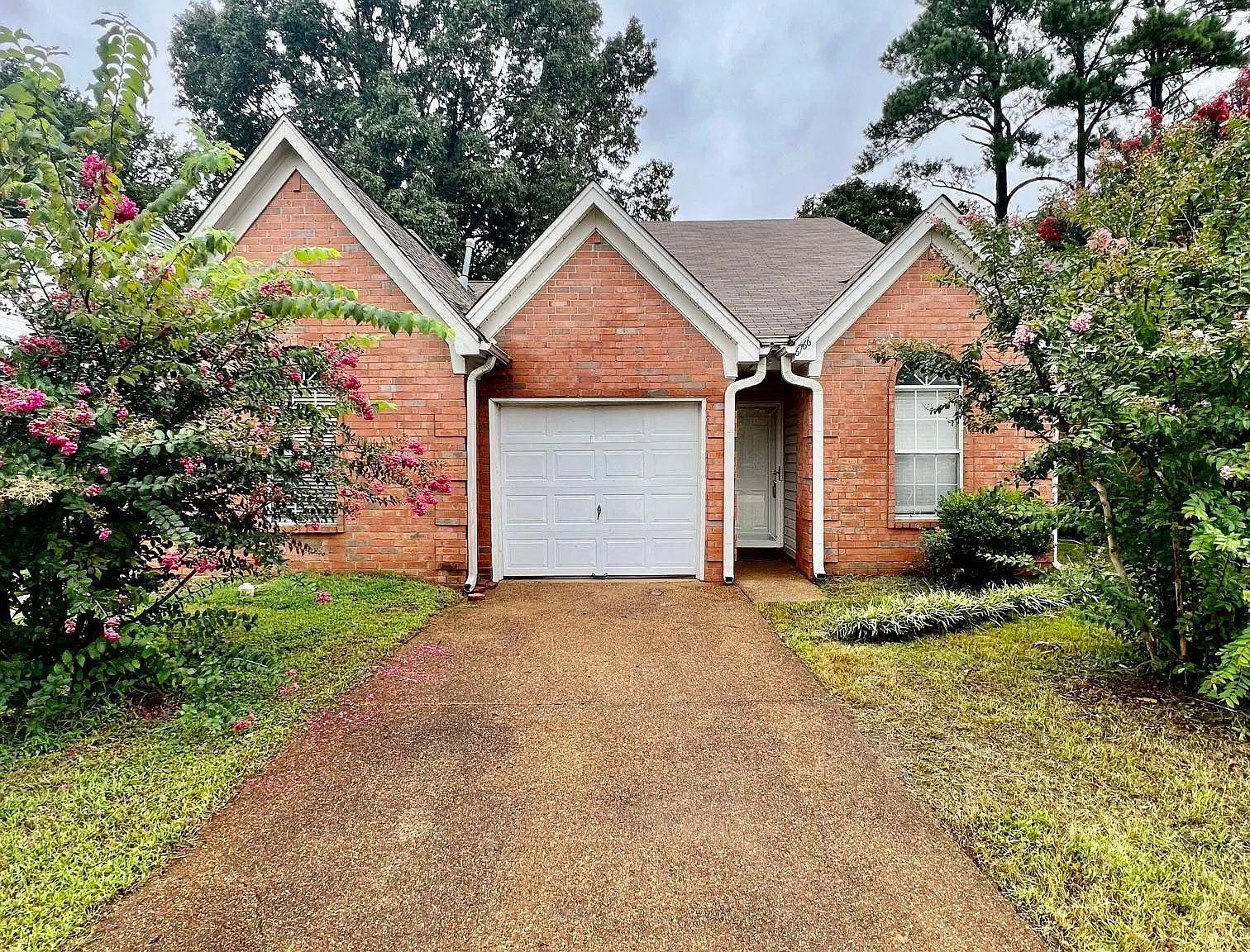 2 bed, 2.0 bath, 1095 sqft, $1,350 — Photo 1