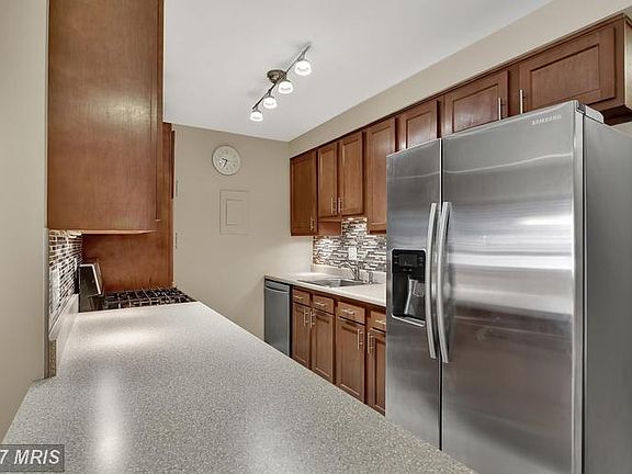 5th image of 14 Silverwood Cir APT 3