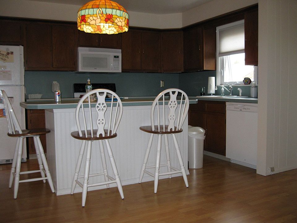 Updated Kichen with Newer Island,Countertops, Stainless Sink & Appliance Pkg