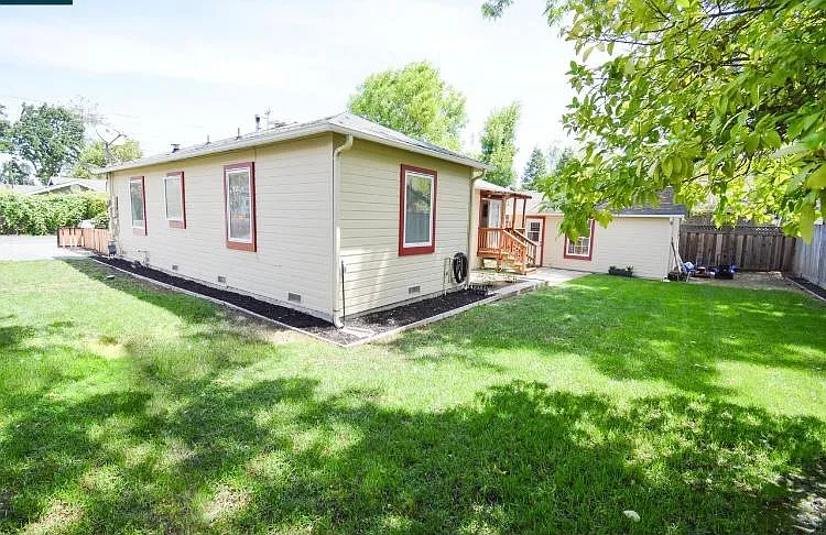 2057 Hoover Ave — Photo 16