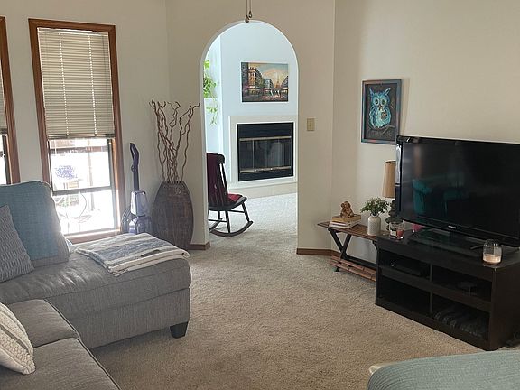 3rd image of 853 Holbrook Cir