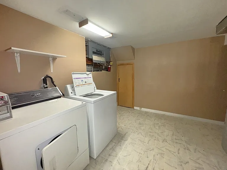 79 Grove St E — Photo 12