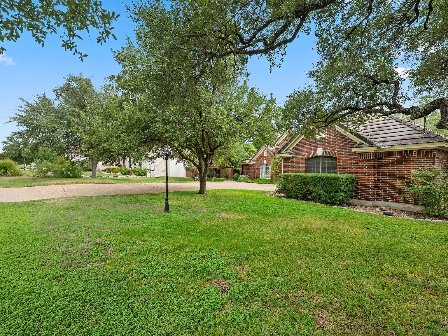 4 bed, 3.0 bath, 2572 sqft, $3,850 — Photo 3