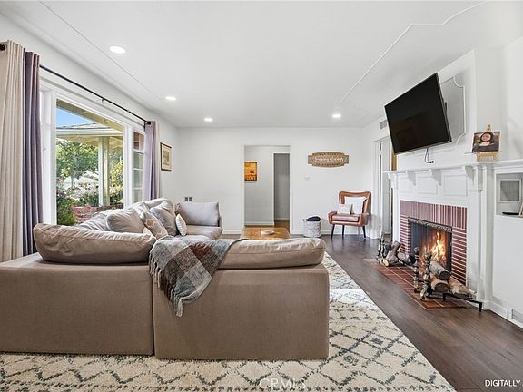 2nd image of 4735 Oakwood Pl