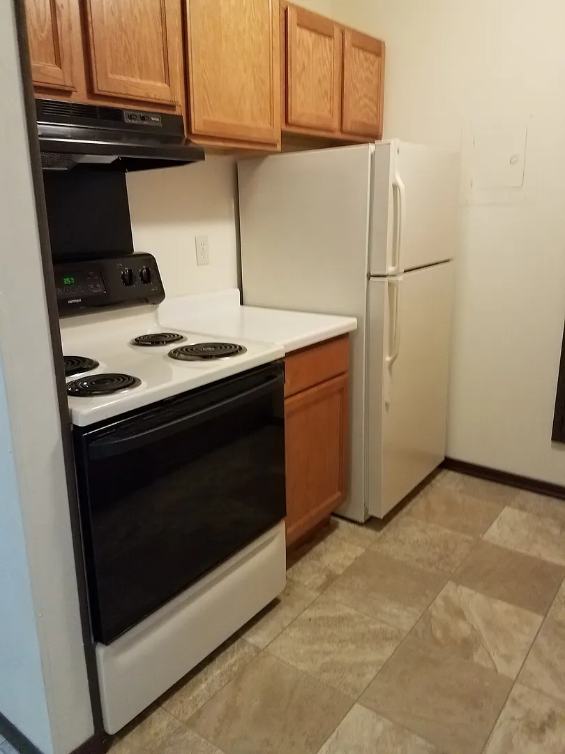 Courtyard Apartment Homes - 808 — Photo 2
