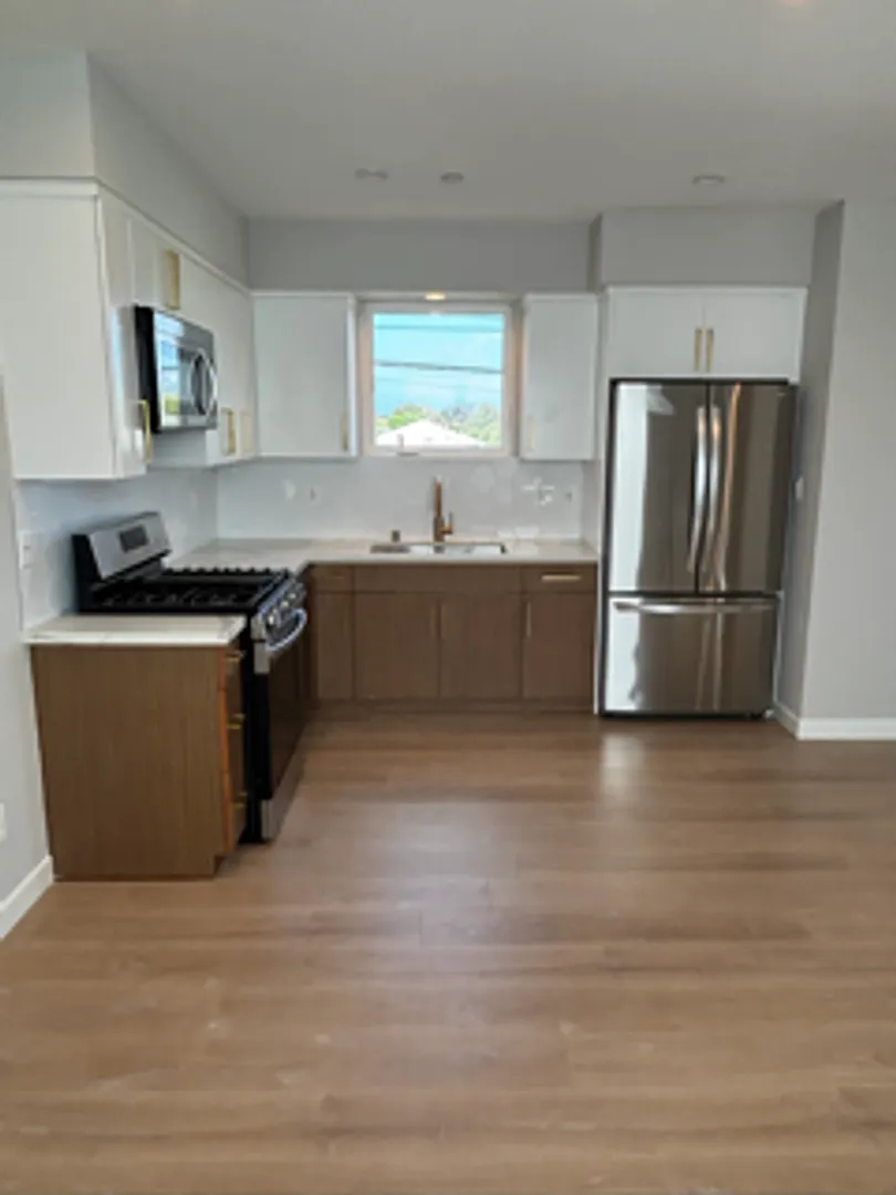 Updated 3 story townhouse apartment — Photo 2
