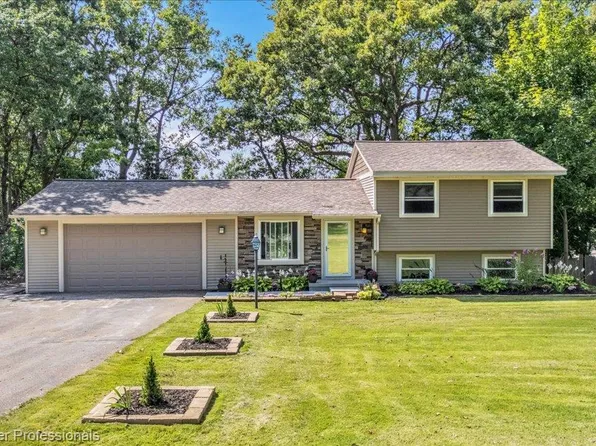5969 N Bay Dr, Clarkston, MI 48346