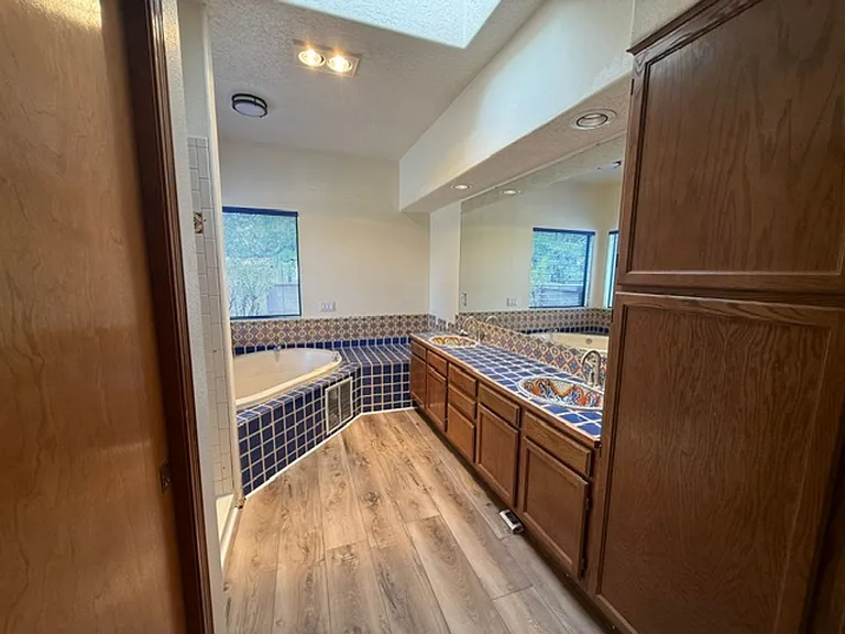 6105 Carousal Ave NW — Photo 8