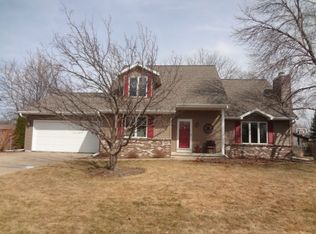 2189 Meadow Green Dr, Neenah, WI 54956